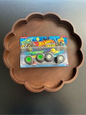 Hot Wheels Monster Trucks 2 Pack Wave Wrecker vs Duck N Roll